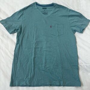 Men’s Levi v neck T-shirt with front pocket